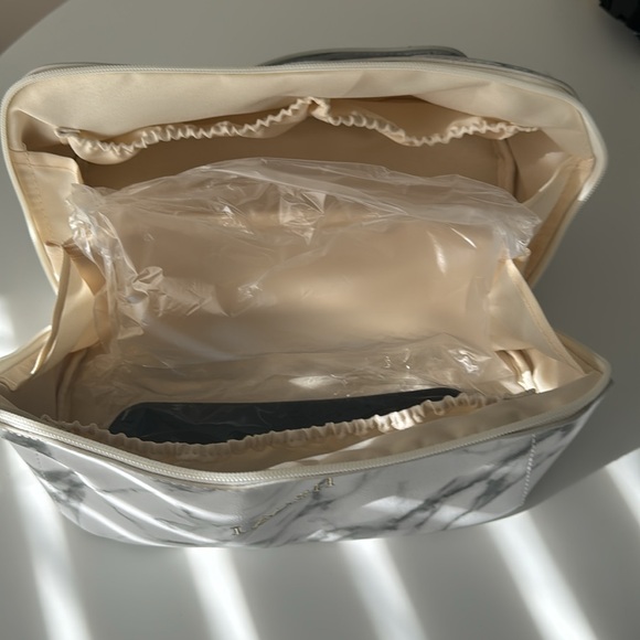 White makeup bag new never used great for travel - Picture 3 of 4